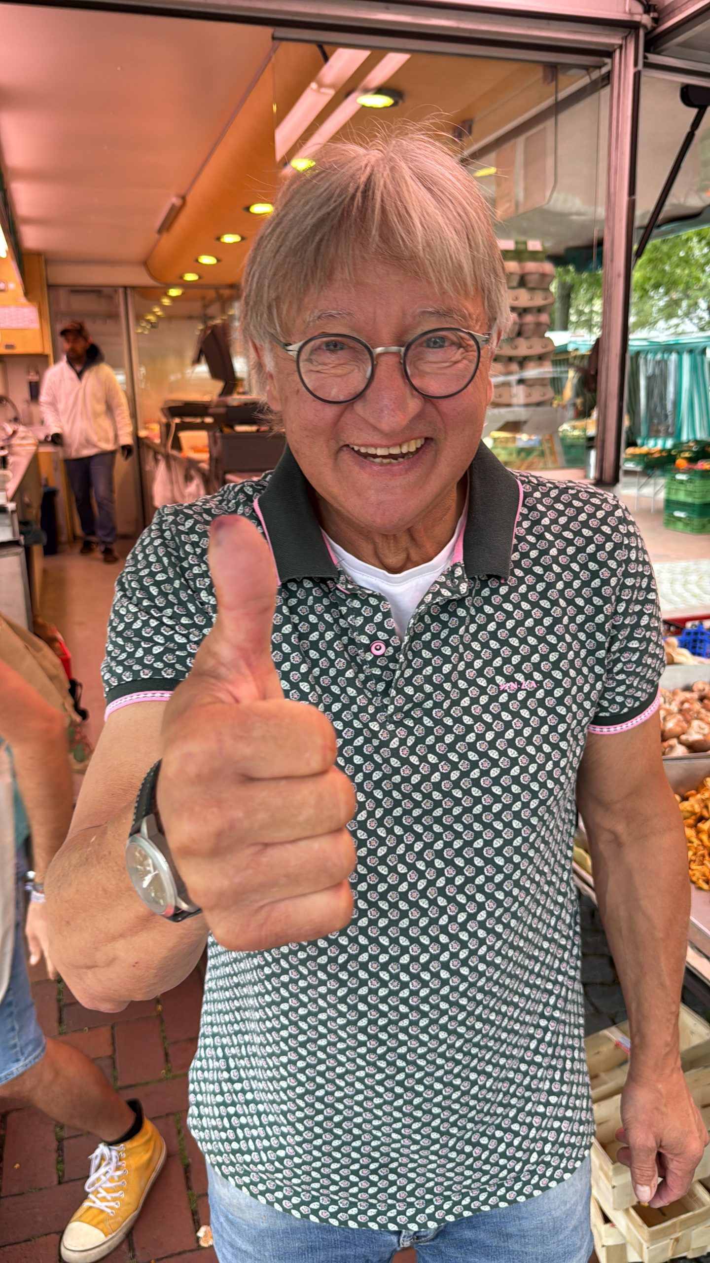 Patrick Laustroer mit Daumen hoch am Marktstand – frisches Wild und Geflügel