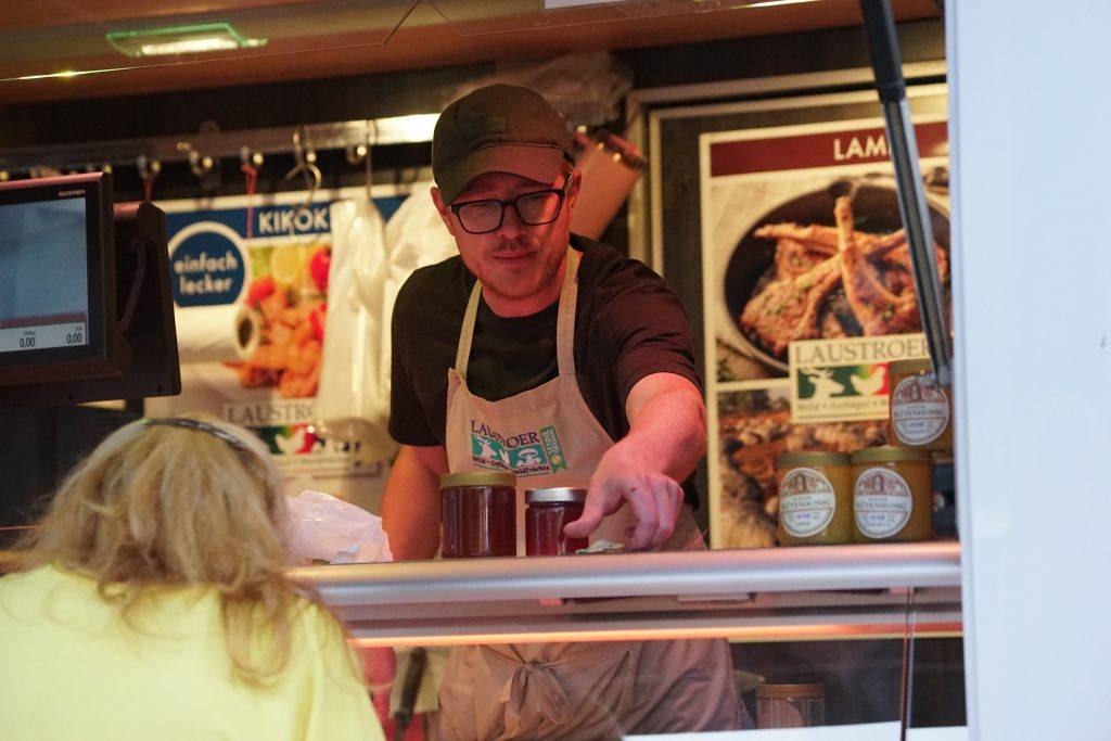 Frische Produkte am Marktstand von Markthandel P. Laustroer