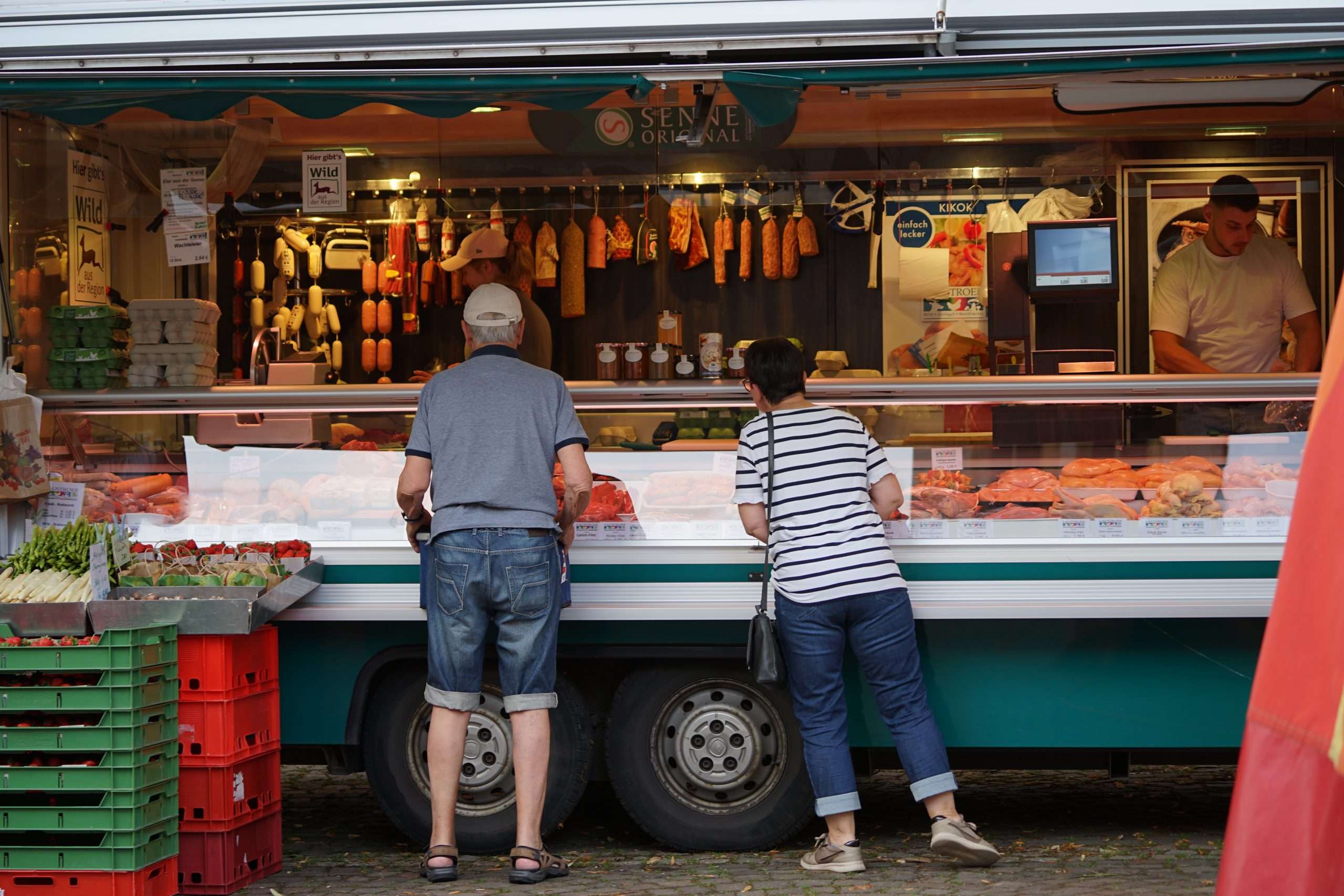 Frisches Fleisch am Marktstand von Markthandel Laustroer